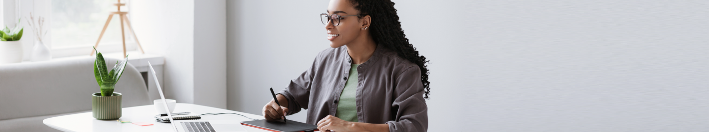 Woman at computer_IRR header